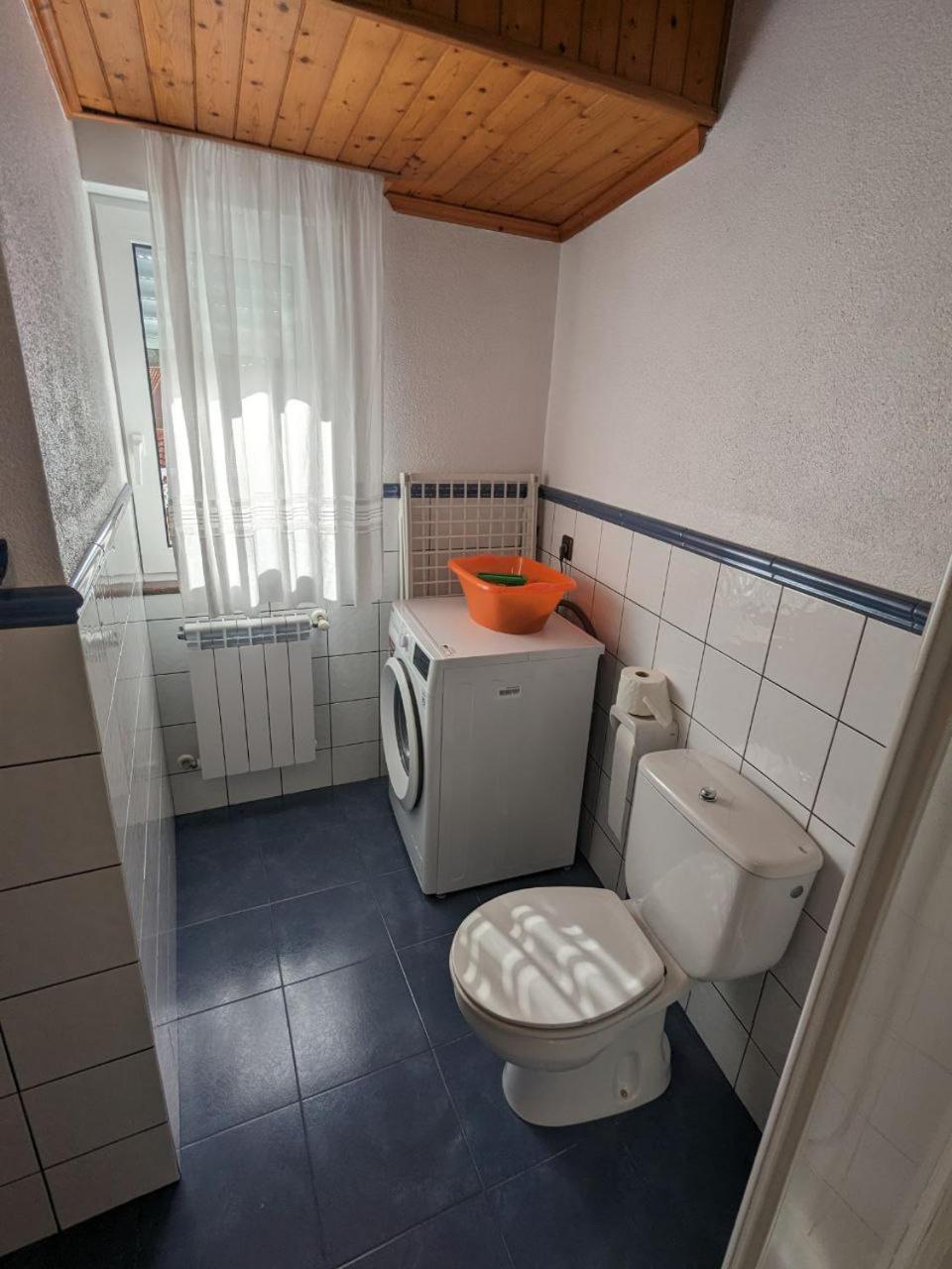 Vivienda Turistica Vacacional Maricarmen Hotel Arou Exterior photo